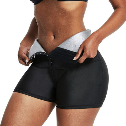 Frau in schwarzer Sporthose mit silbernem Taillenband, Fitnessbekleidung, schweißresistent.