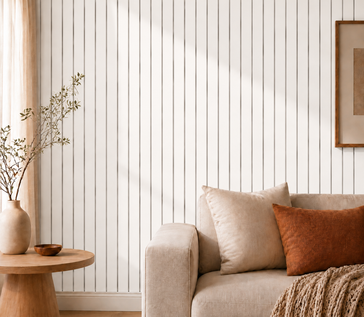 Vit vertikal ribbvägg i vardagsrum med beige soffa, rostbruna kuddar och rund sidobord 21