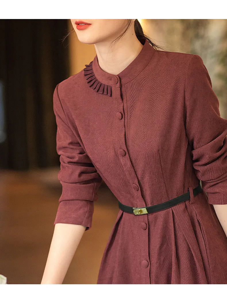 Damenkleid in Burgunderrot mit schwarzem Designer-Taillengürtel und Knopfleiste.