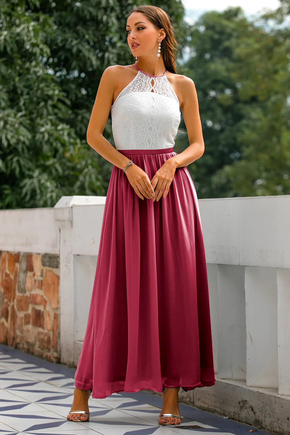 Frau in burgundfarbenem Maxikleid mit weißem Spitzenoberteil, elegantes Sommeroutfit.