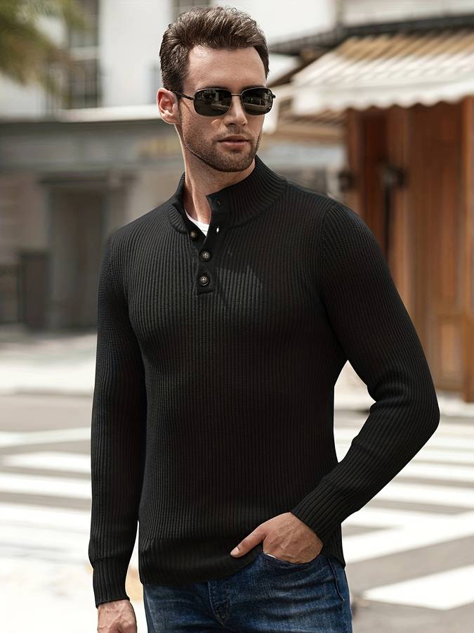 Mann in schwarzem Strickpullover mit Knopfleiste und Sonnenbrille, lässiger Stil.