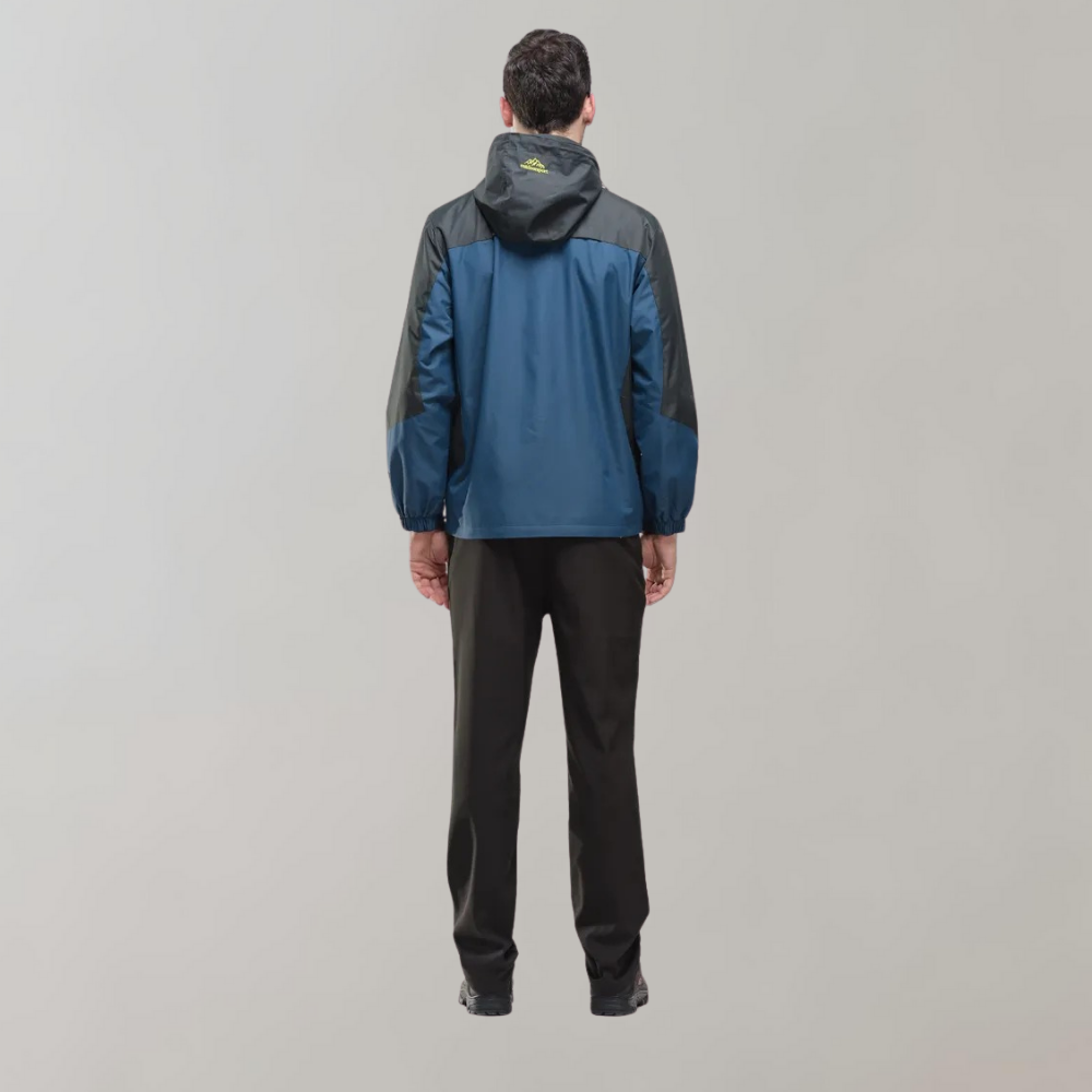 Mann in blauer Outdoor-Jacke mit Kapuze, schwarze Ärmel, Rückansicht, grauer Hintergrund.