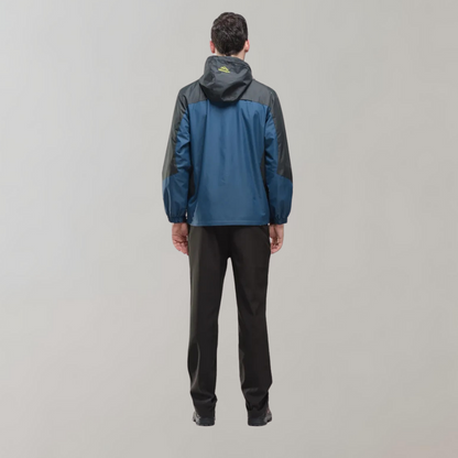Mann in blauer Outdoor-Jacke mit Kapuze, schwarze Ärmel, Rückansicht, grauer Hintergrund.