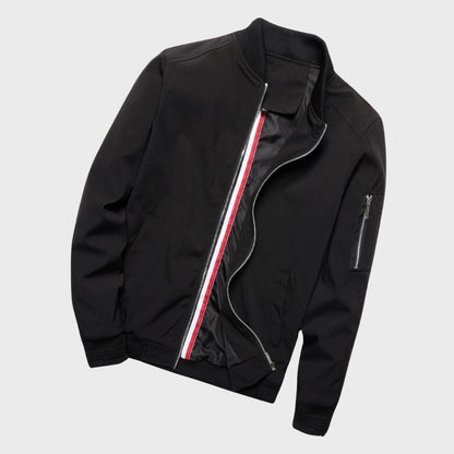 Schwarze Bomberjacke mit Reißverschluss, gestreiftem Innenfutter, Herrenmode, stylisch, modern.