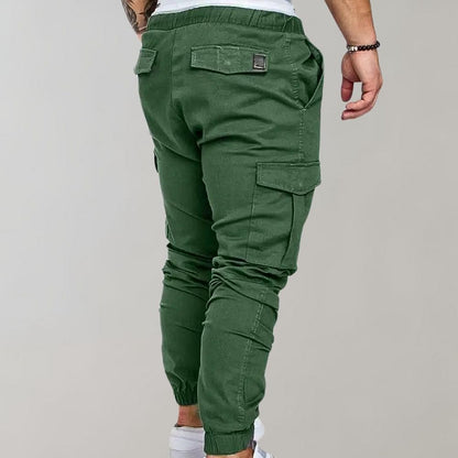 Grüne Herren-Cargohose, elastischer Bund, Taschen, Freizeitmode, Rückansicht.
