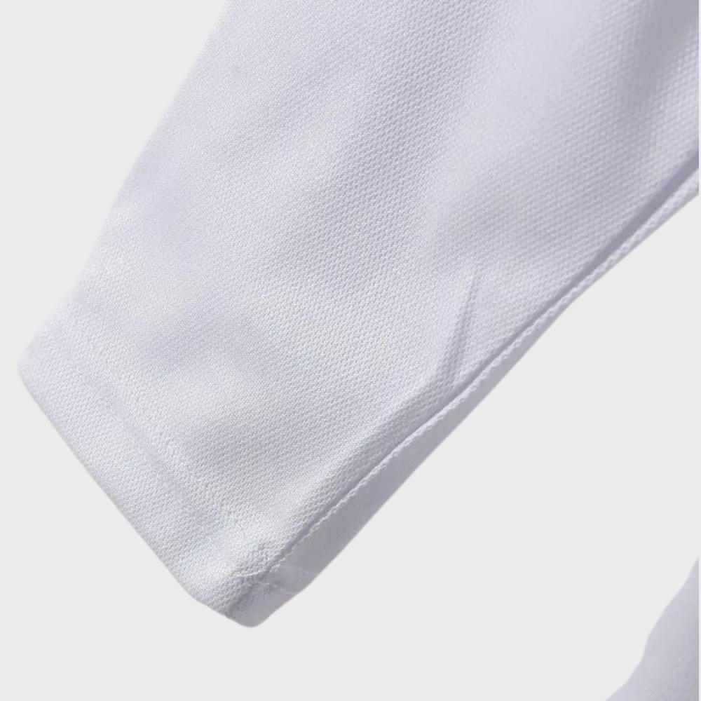 Weißer Judoanzug-Ärmel aus Baumwolle, Nahaufnahme, Sportbekleidung, Kampfsport, Textur.