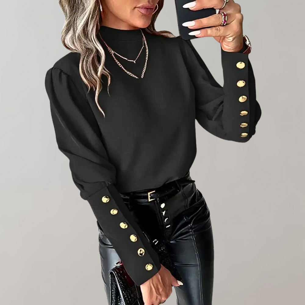 Frau in schwarzem Pullover mit goldenen Knöpfen, Lederhose, modisch, elegant, Damenmode.