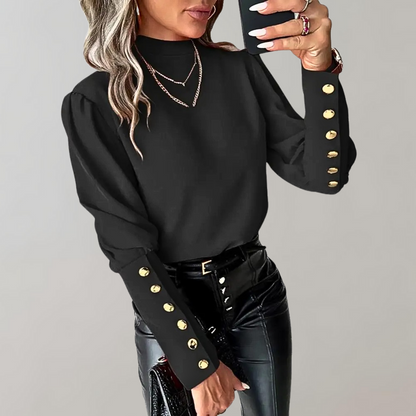 Frau in schwarzem Pullover mit goldenen Knöpfen, Lederhose, modisch, elegant, Damenmode.