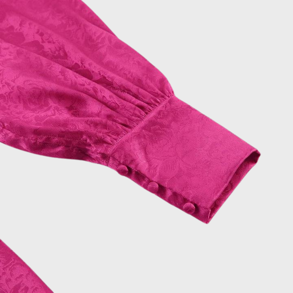 Rosa Bluse mit floraler Prägung, lange Ärmel, Knopfmanschette, Damenmode, elegant.