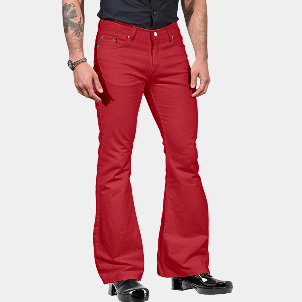 Mann in roten Schlaghosen, schwarze Schuhe, tätowierter Arm, modische Herrenbekleidung.