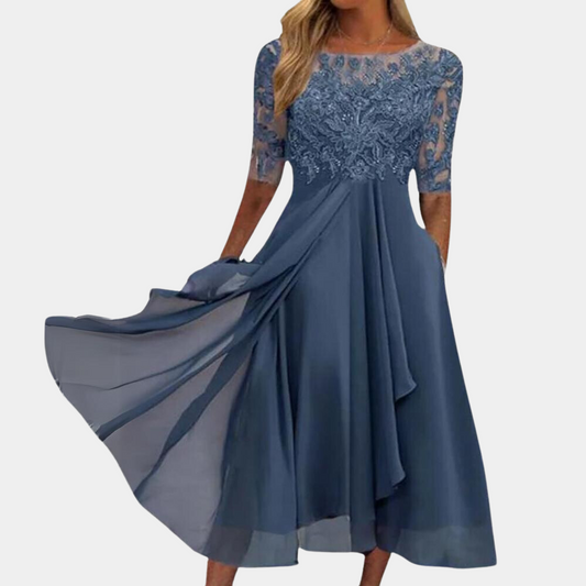 Blaues Spitzenkleid Damen, knielang, elegantes Design, Halbarm, fließender Stoff.