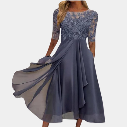 Lila Abendkleid Damen, Spitzenoberteil, fließender Chiffonrock, elegante Mode.
