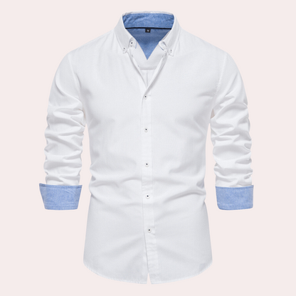 Weiße Herrenhemd mit blauen Manschetten, Button-Down-Kragen, langärmelig, Baumwolle.