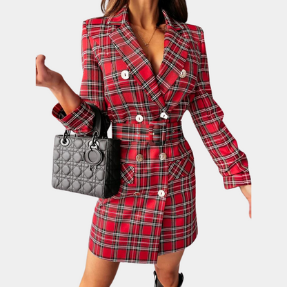 Frau in rotem kariertem Blazer-Kleid mit schwarzer Designer-Handtasche.