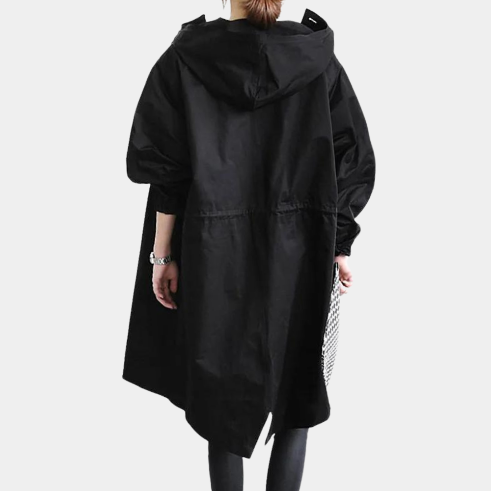 Frau in schwarzem Oversize-Mantel mit Kapuze, Rückansicht, modisch, lässig, Herbstkleidung.