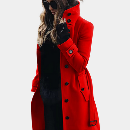 Frau in rotem Wollmantel mit Knöpfen, modisch, elegant, Winterbekleidung, Damenmode.