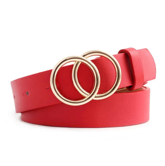 Roter Ledergürtel mit goldener Doppelschnalle, modisches Accessoire für Damen.