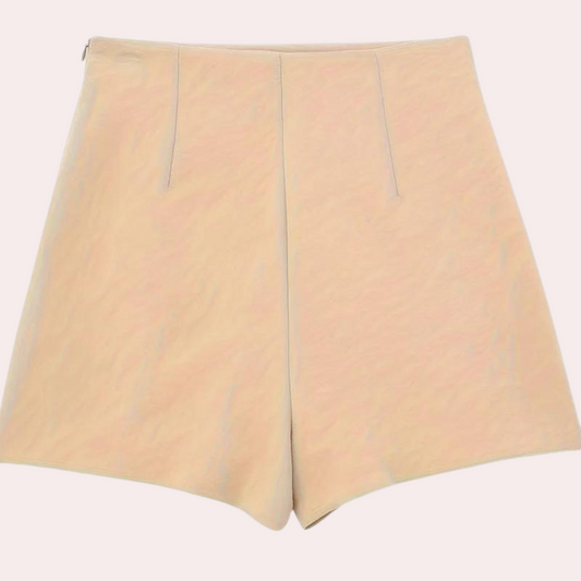 Asymmetriska damshorts med dekorativa knappar – Nerina
