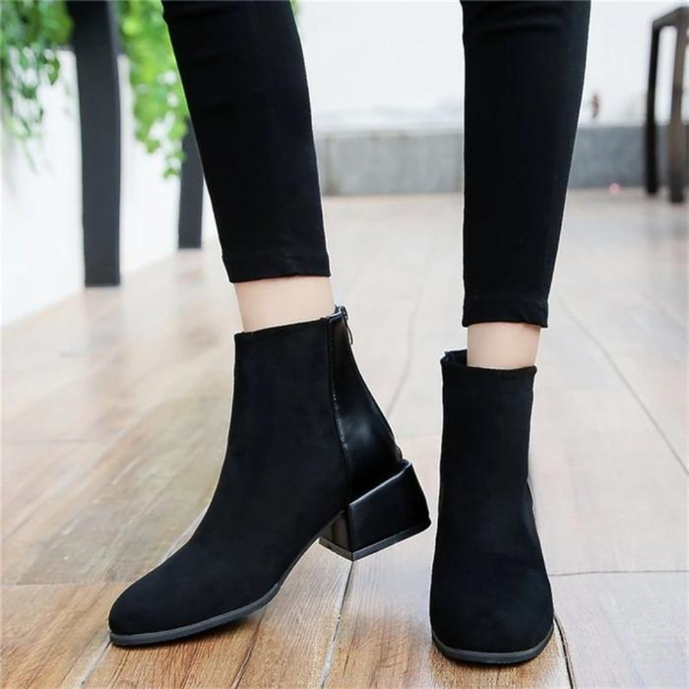Schwarze Damenstiefeletten, Blockabsatz, Wildlederoptik, Reißverschluss, modisch, elegant.