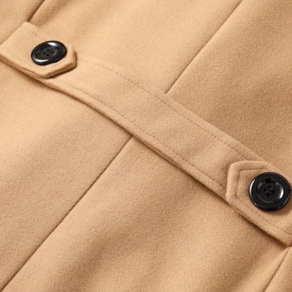 Beiger Wollmantel mit schwarzen Knöpfen, elegantes Design, hochwertige Wintermode.