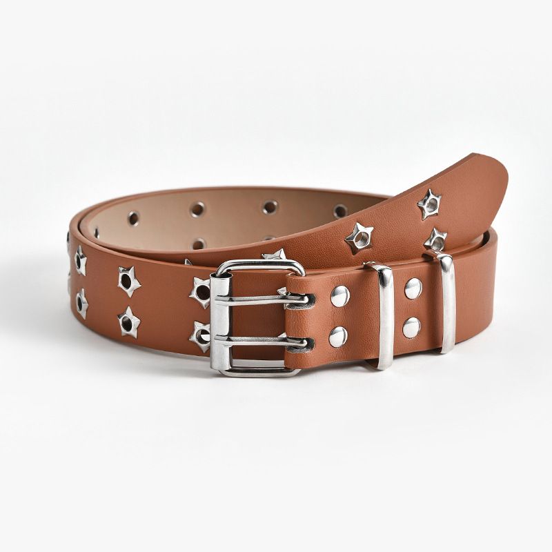 Brauner Ledergürtel mit silbernen Nieten, modisches Accessoire, Unisex, robust und stilvoll.