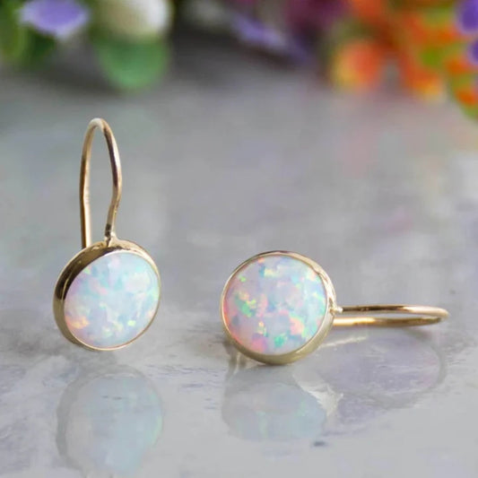 Opal-Ohrringe mit goldener Fassung, schimmernd, elegant, Schmuck für Damen, Geschenkidee.