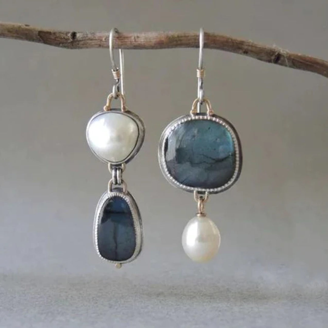 Silberne Ohrringe mit blauen Steinen und Perlen, handgefertigter Schmuck, elegantes Design.