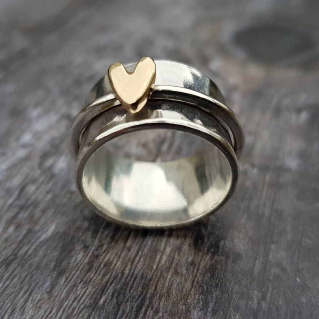 Silberring mit goldfarbenem Herz, handgefertigt, Schmuckdesign, Unikat, Geschenkidee.