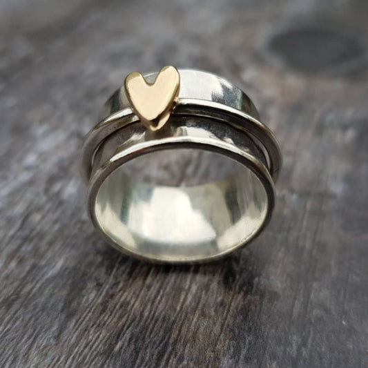 Silberring mit goldfarbenem Herz, handgefertigt, Schmuckdesign, Unikat, Geschenkidee.