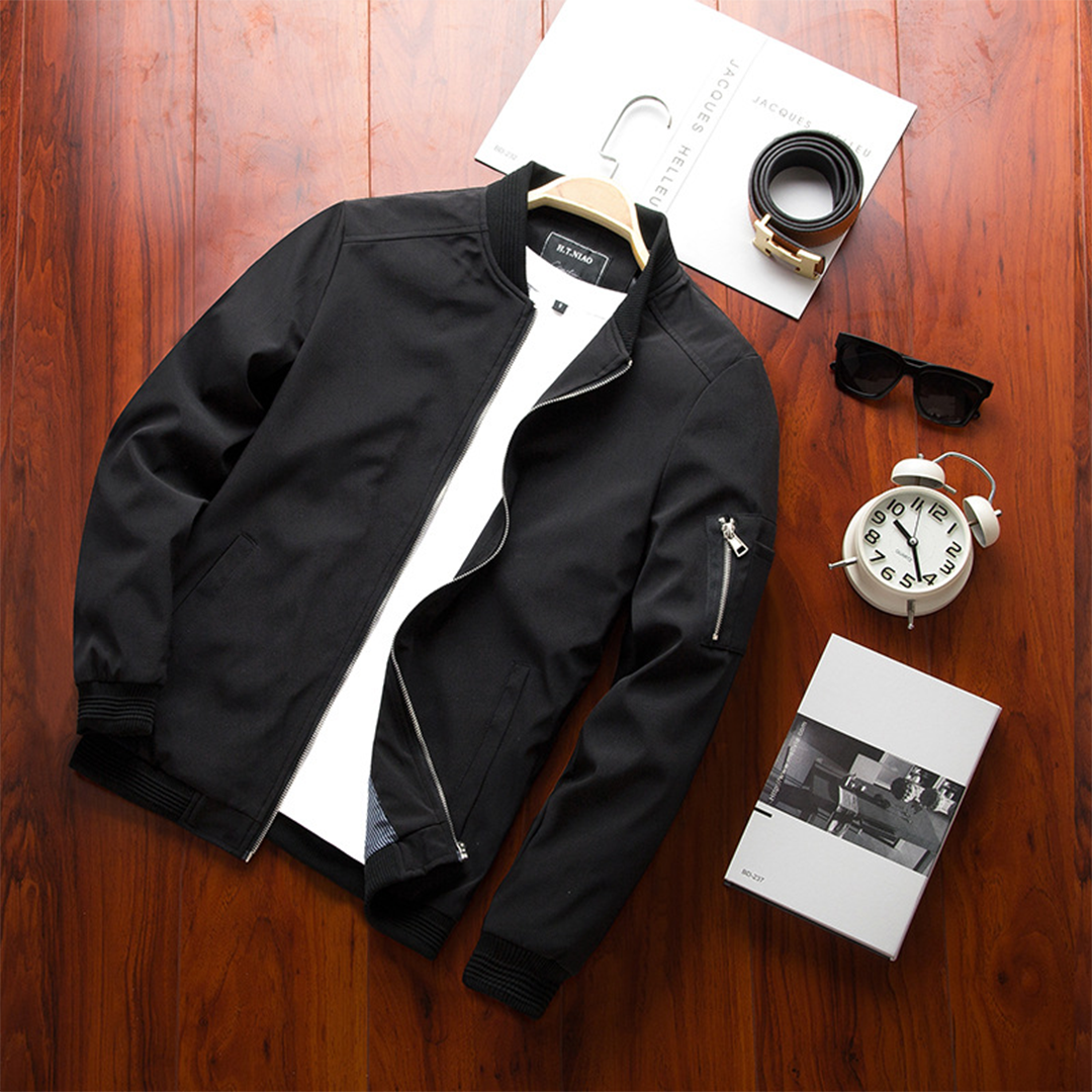 Schwarze Herren-Sommerjacke, Reißverschluss, Baumwolle, stilvoll, lässig, auf Holzboden.