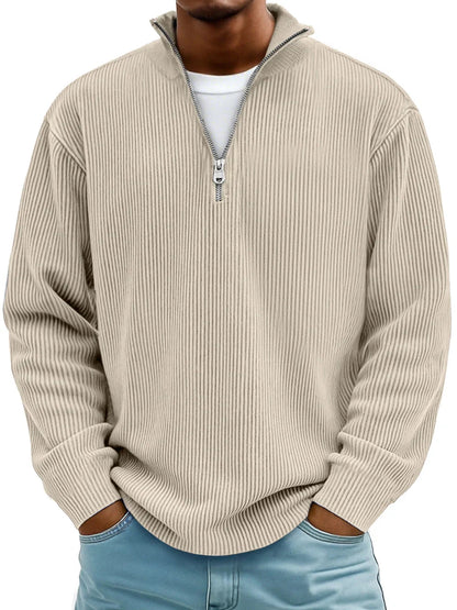 Man bär beige ribbstickad tröja med dragkedja i kragen över en vit t-shirt 4