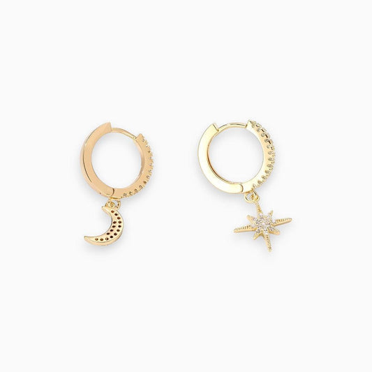Goldene Creolen mit Mond- und Sternanhänger, Damenohrringe, modisch, elegant, Schmuckaccessoire.