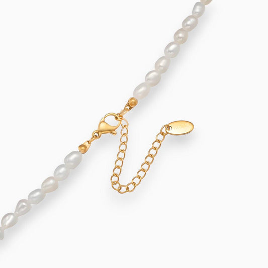 Perlenarmband mit goldener Herzschließe, verstellbar, elegantes Design, Damen-Schmuck.