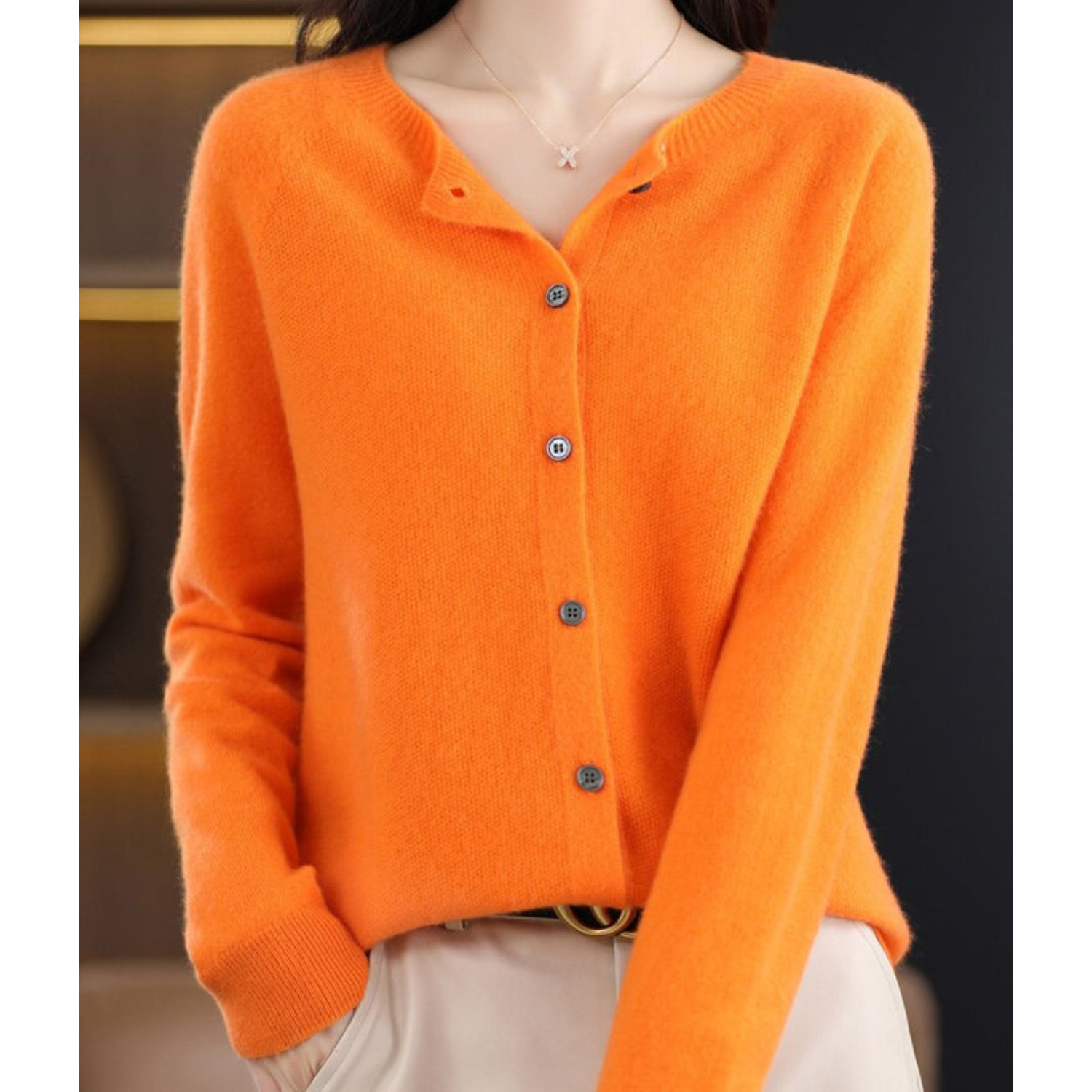 Damen-Cardigan, orange, Knöpfe, weiches Material, modisch, Herbstmode, Strickjacke.