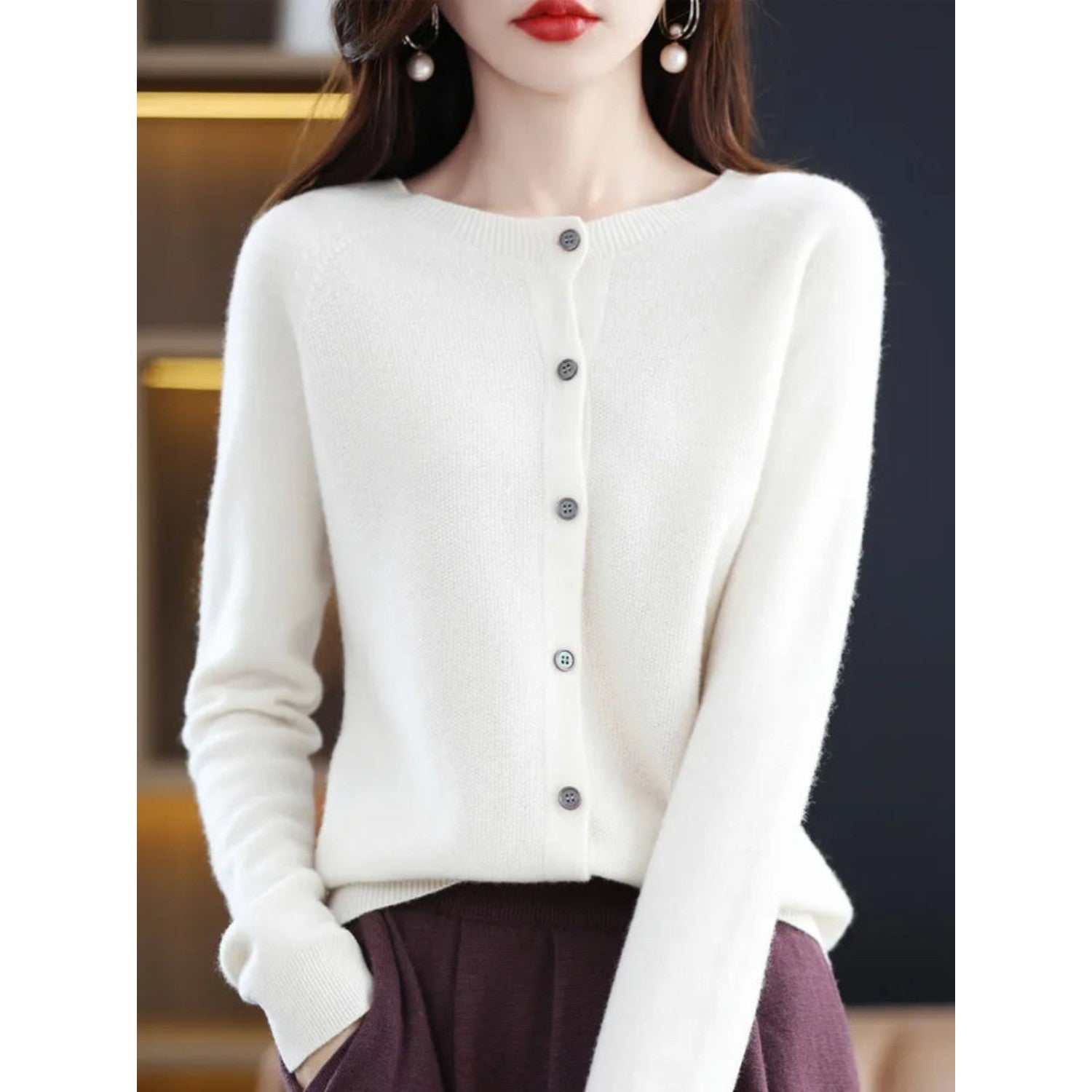 Damen Strickjacke weiß, Knopfleiste, elegantes Design, weiches Material, modische Damenmode.