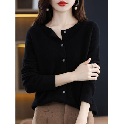 Damen Strickjacke schwarz, Knopfleiste, elegantes Design, Herbstmode, weiches Material.