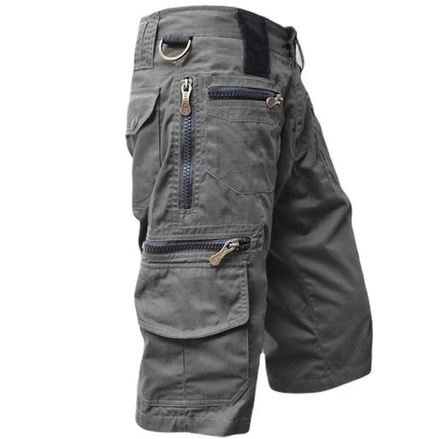 Cargoshorts i grått, sedda från sidan med dragkedjefickor och kardborrband i midjan 1