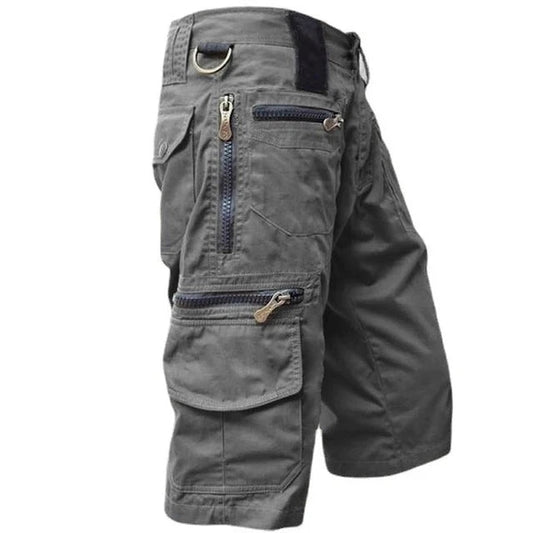 Cargoshorts i grått, sedda från sidan med dragkedjefickor och kardborrband i midjan 1