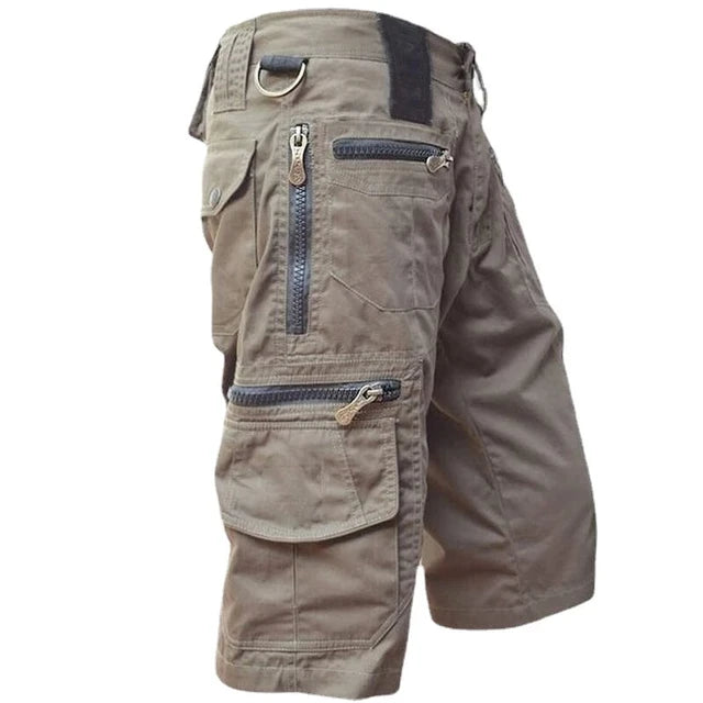 Cargoshorts i khakibrunt, sedda från sidan med dragkedjefickor och ring vid midjan 2
