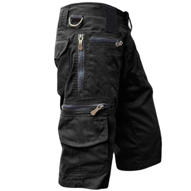 Cargoshorts i svart, sedda från sidan med stor benficka och dragkedjefickor 3