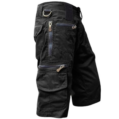Cargoshorts i svart, sedda från sidan med stor benficka och dragkedjefickor 3