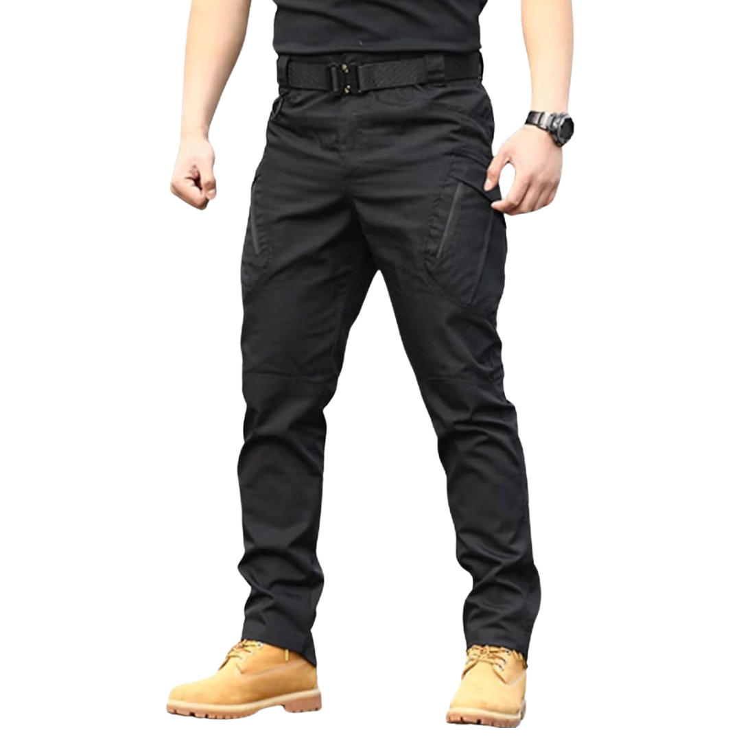 Mann in schwarzer Cargo-Hose mit Gürtel und Stiefeln, Outdoor-Mode, robuste Arbeitskleidung.