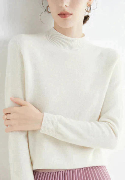 Frau in weißem Strickpullover, elegantes Design, Freizeitmode, Damenbekleidung, stilvoll.