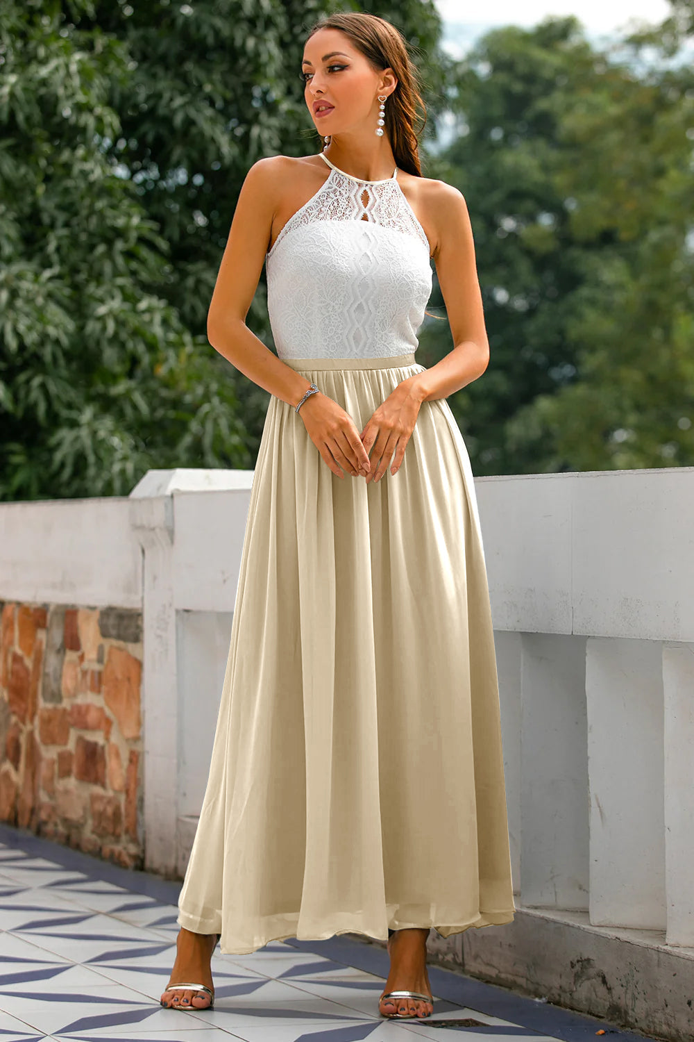 Frau im eleganten, ärmellosen weißen Spitzenkleid auf Balkon, Sommermode, Damenbekleidung.