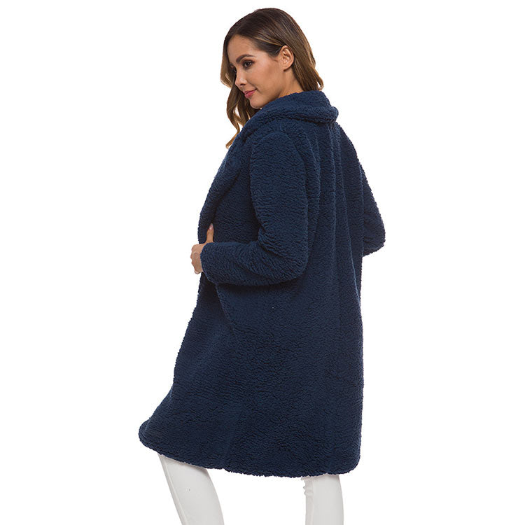 Frau in dunkelblauem Wintermantel aus Fleece, modisch, warm, elegant, für Damen.