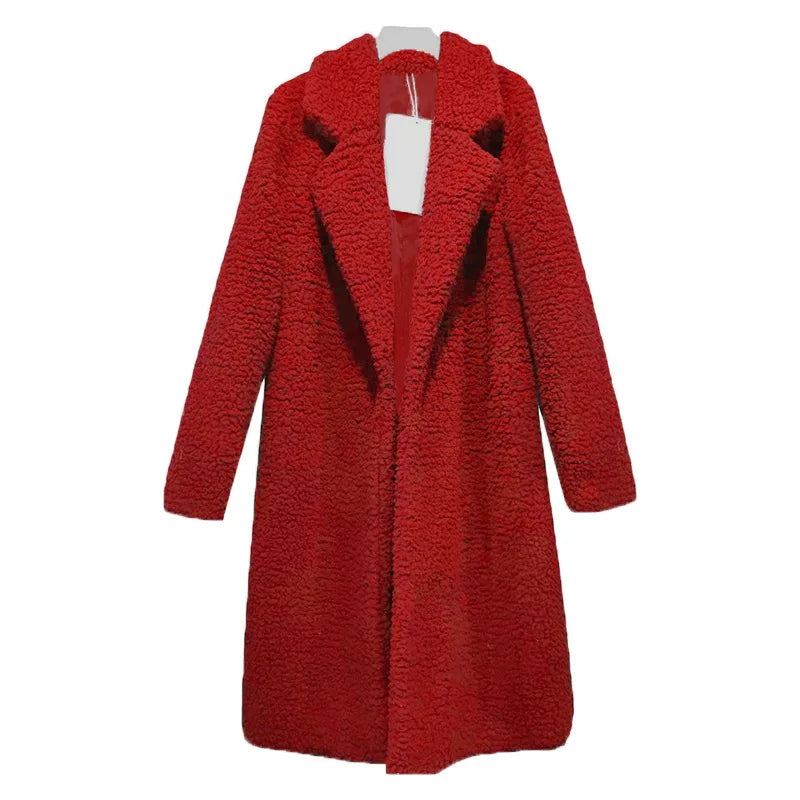 Roter Damen-Wintermantel, flauschig, warm, modisch, Luca Norelli, elegant, stilvoll.