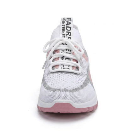 Vit-rosa sneaker framifrån med snörning, bred tåkåpa i mesh och rosa sula. 26
