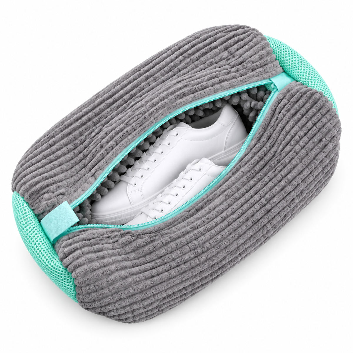 Grå räfflad plyschpåse med turkosa ändar och turkost blixtlås, öppen med vita sneakers inuti 10