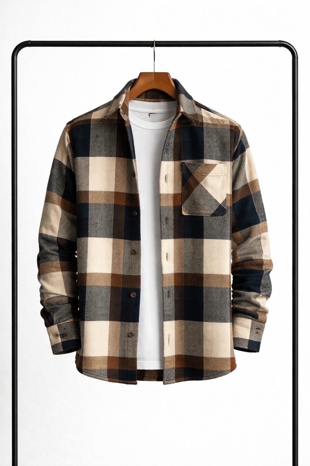 Overshirt i beige, brunt, marinblått och grått rutmönster på galge, uppknäppt över vit t-shirt, med bröstficka. 5