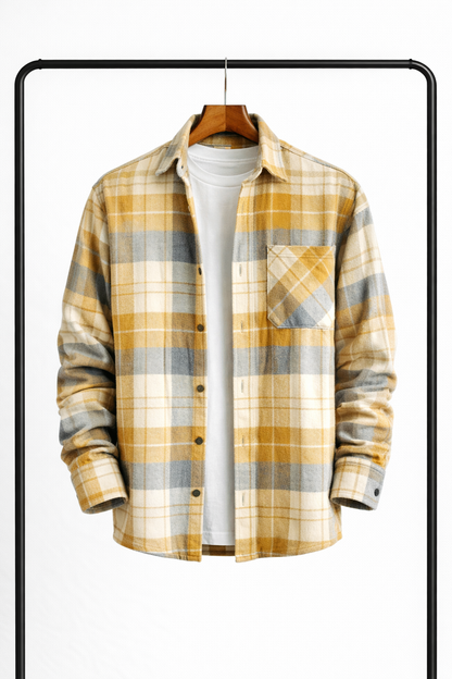 Overshirt i gula, grå och benvita rutor på galge, uppknäppt över en vit t-shirt, med bröstficka. 4